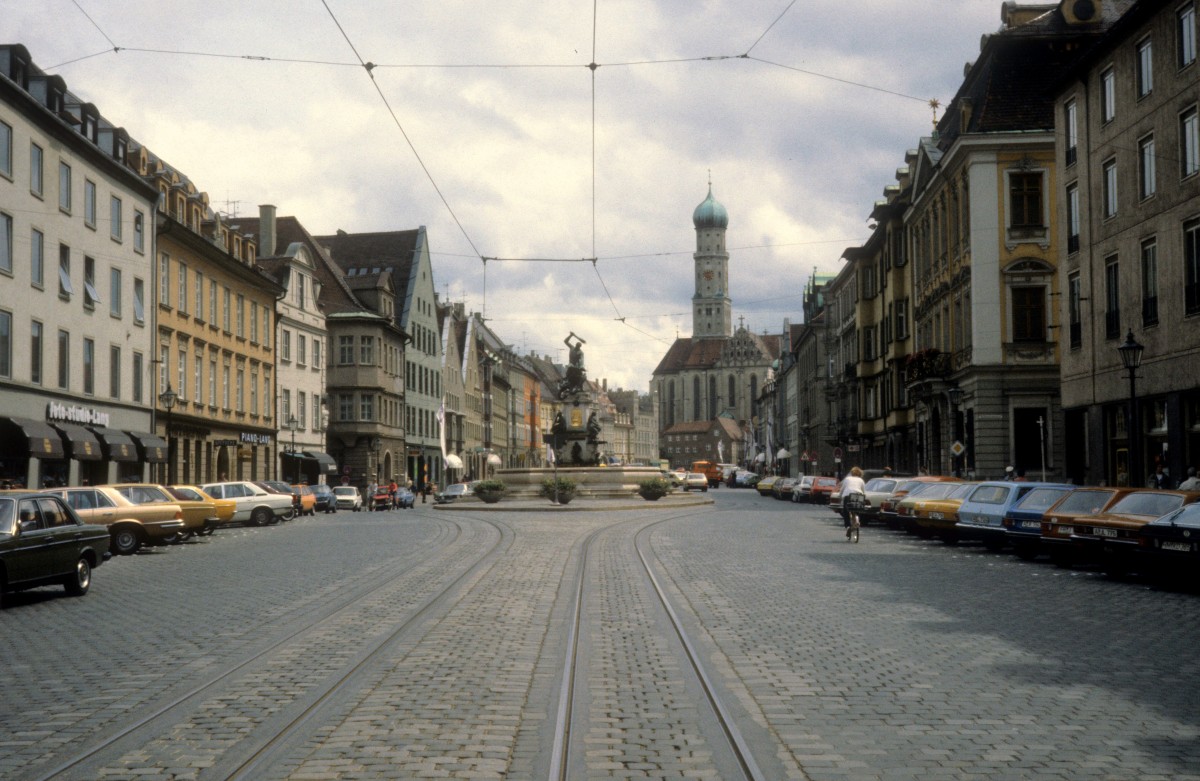 Augsburg am 25. Juni 1980: Maximilianstrasse mit dem Herculesbrunnen, der 1597 bis 1600 von Adrian de Vries modelliert wurde. Dieser Brunnen reprsentiert den Handwerkerstand der Freien Stadt Augsburg.