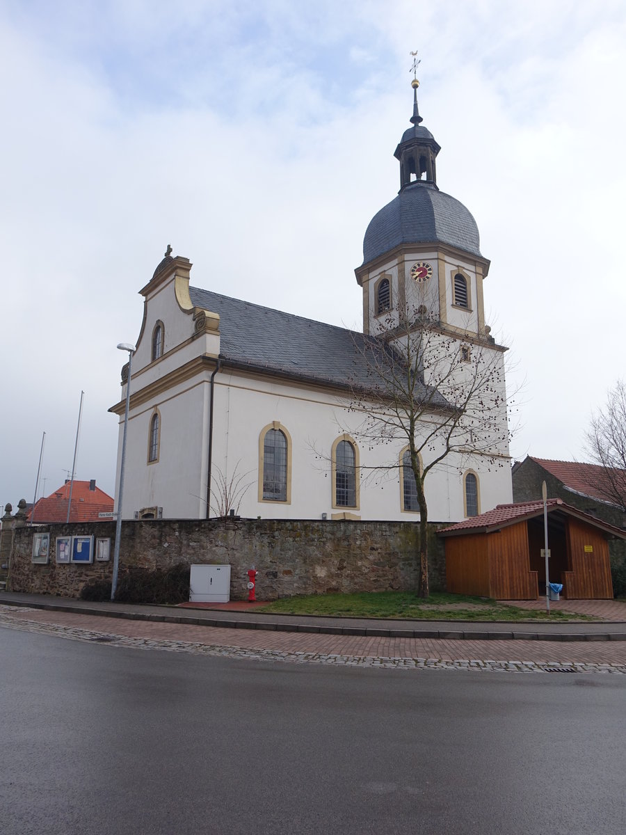 Augsfeld, Pfarrkirche St. Kilian und Maria Magdalena, Saalkirche mit Satteldach und Giebelfassade, erbaut von 1736 bis 1737 von Simon S (25.03.2016)