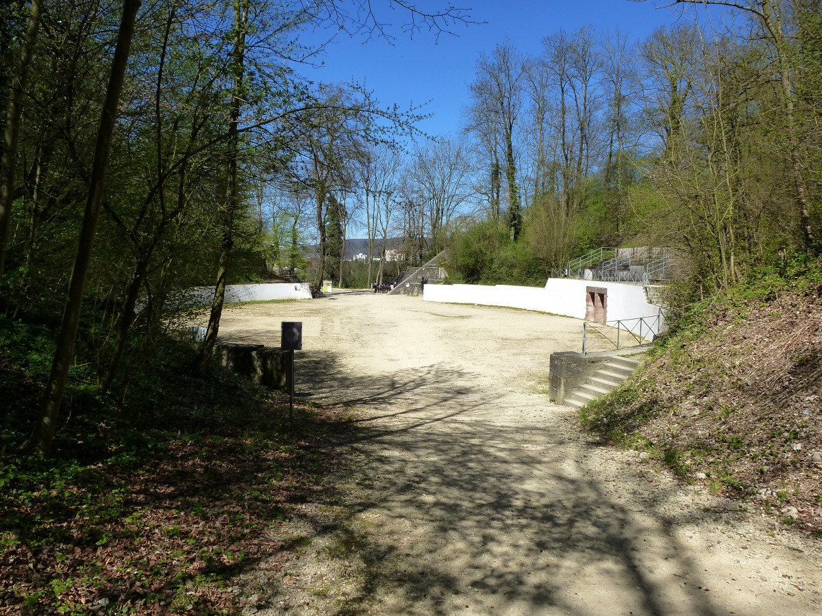 Augst, Blick auf das Amphitheater der Rmerstadt Augusta Raurica, hier sahen bis zu 13.000 Zuschauer u.a. Gladiatorenkmpfe und andere Veranstaltungen, April 2015