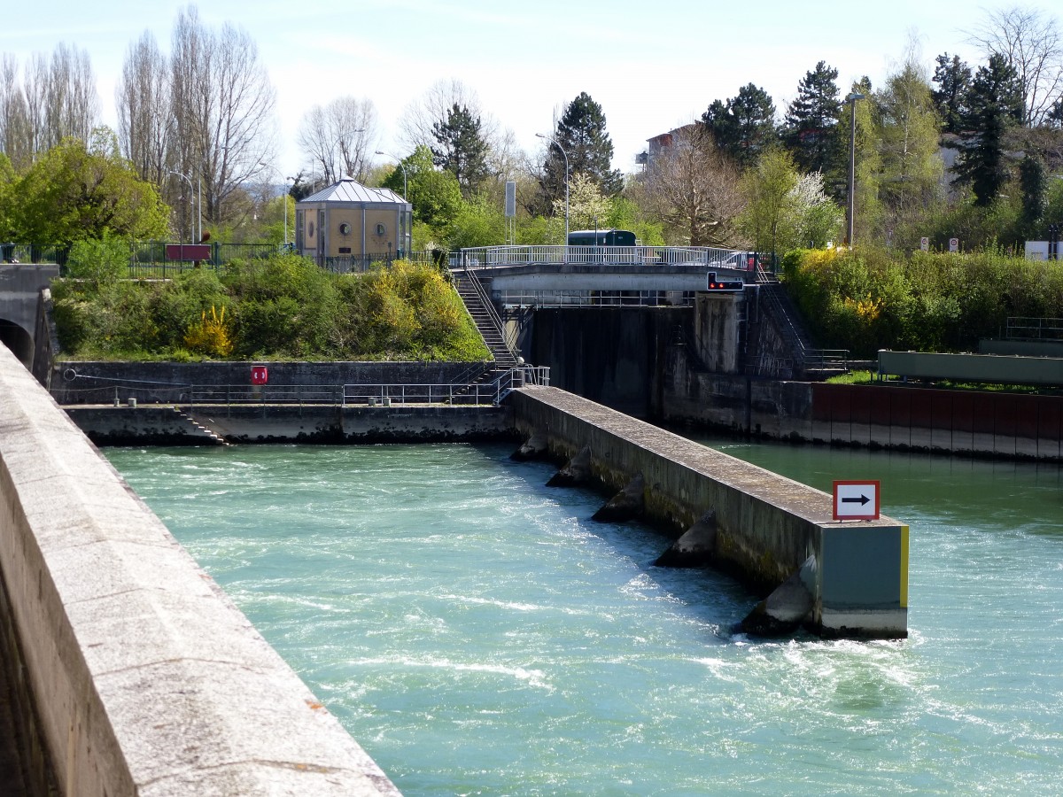 Augst, links das Ausstrmbecken des Rheinkraftwerkes, rechts die Einfahrt zur Schleuse, die letzte rheinaufwrts fr die Groschiffahrt, April 2015