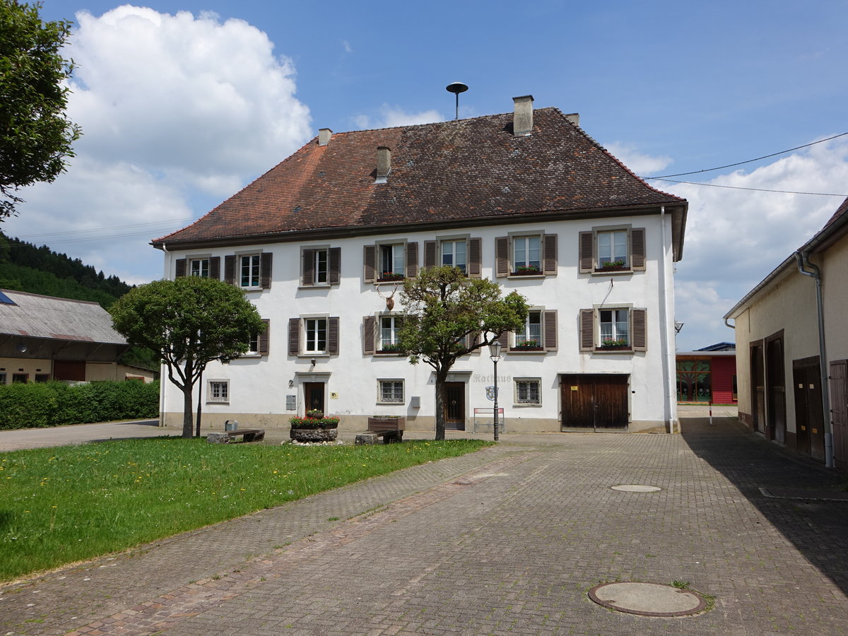 Aulfingen, historisches Rathaus am Schloplatz, erbaut im 17. Jahrhundert (25.05.2017)