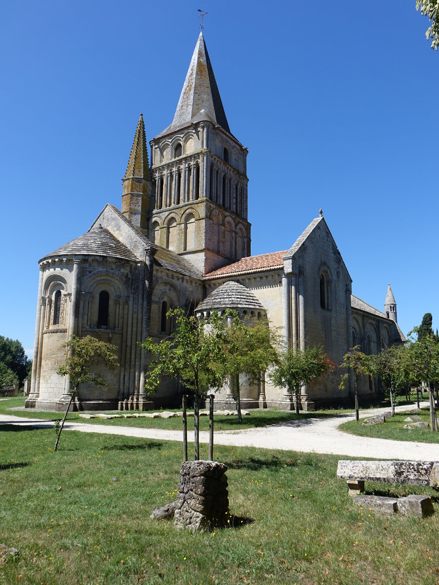 Aulnay, romanische Kirche Saint-Pierre, erbaut im 12. Jahrhundert in der Form eines lateinischen Kreuzes, Langhaus mit Seitenschiffen (15.07.2017) 