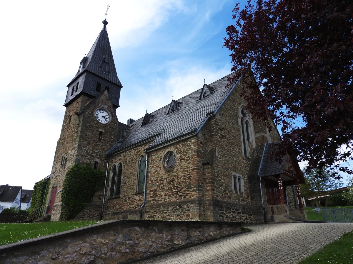 AUMENAU/LAHN- EV. PFARRKIRCHE
Die evangelische Pfarrkirche in AUMENAU,einem Ort zwischen VILLMAR und WEILBURG,ist ein im Stil
der NEUGOTIK 1903 geweihtes Gotteshaus,das vielen Modellbauern/Modelleisenbahnern
als Modell der FIRMA KIBRI im HO-Mastab (1:87) bekannt sein drfte...hier am 28.4.2018