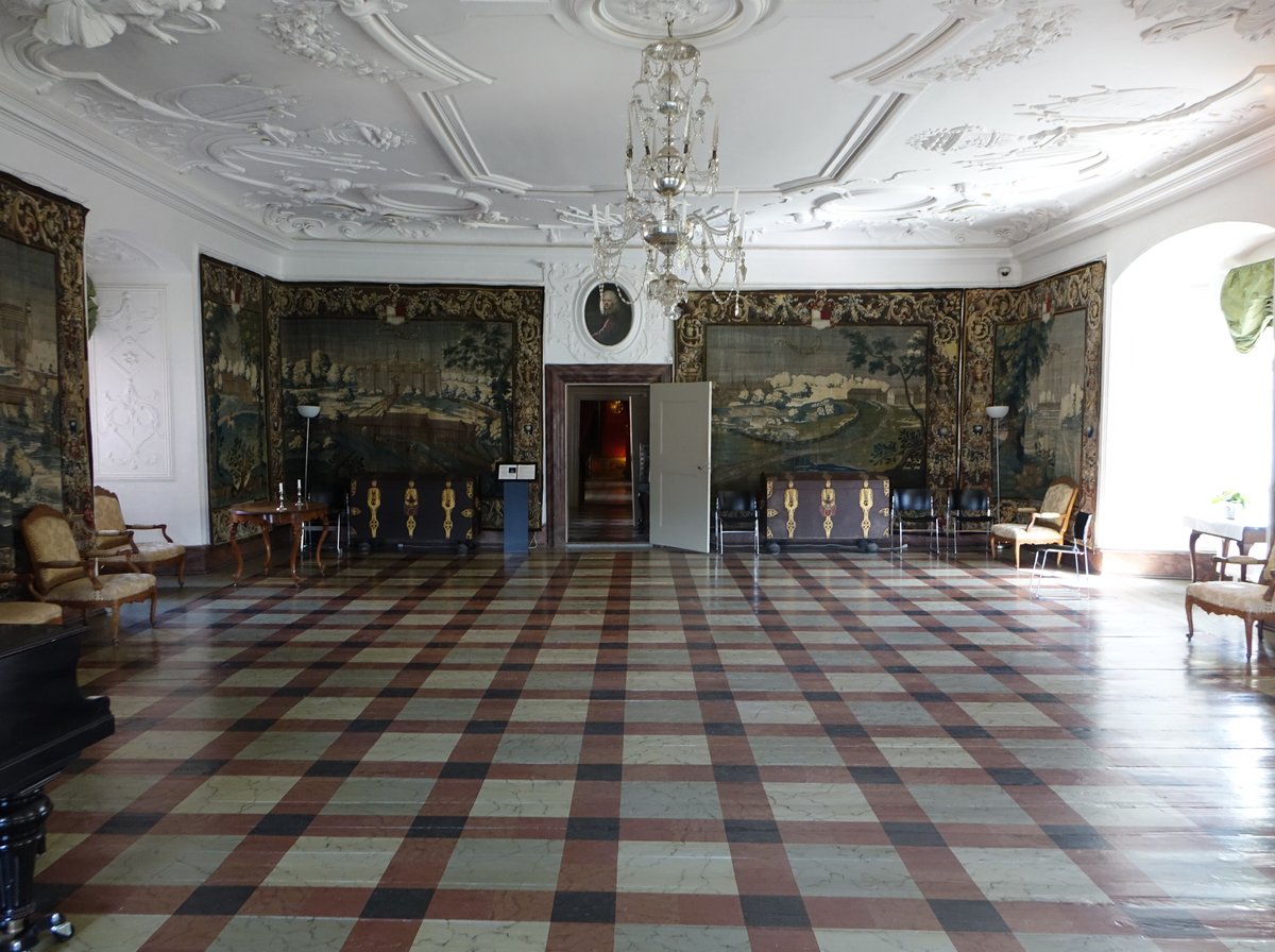 Auning, Rittersaal im Schloss Gammel Estrup, die Wnde sind mit acht gewebten Wandteppichen aus dem spten 16. Jahrhundert geschmckt, Stuckdecke von 1728 (07.06.2018)