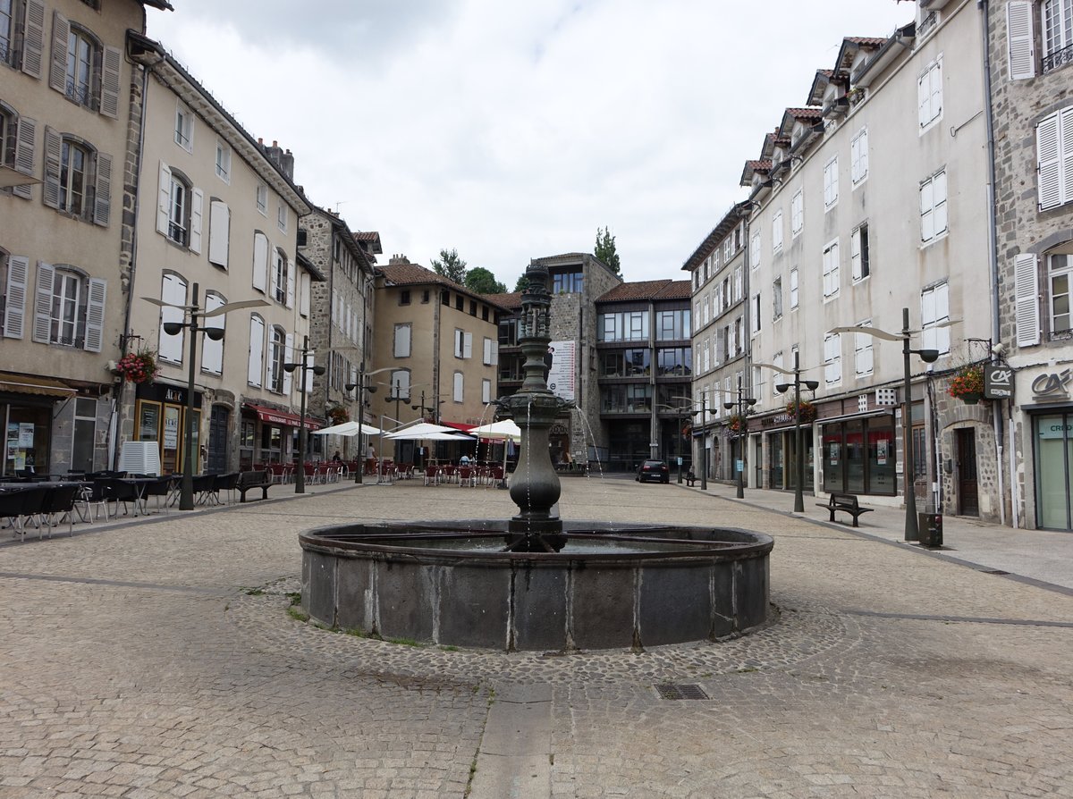 Aurillac, alter Brunnen am Place de Hotel de Ville in der Altstadt (21.07.2018)