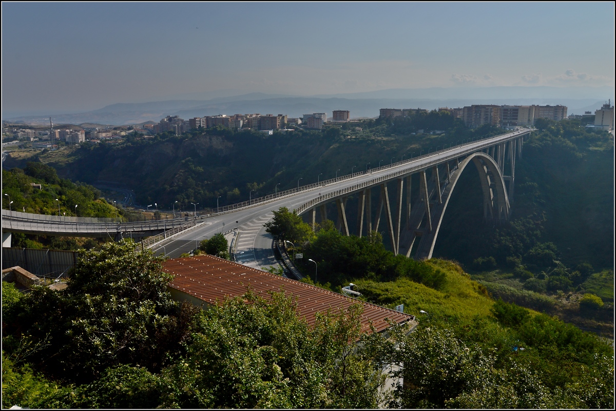 Aus aktuellem Anlass: Ponte Morandi in Catanzaro. Die Brcke war seinerzeit ein khner Entwurf und Prestigeobjekt. Ganz so viel Beton wie beispielsweise in Agrigent hat die Mafia offensichtlich nicht eingespart. uerlich sieht die Brcke zufriedenstellend aus... Ob dieser Brckenbau notwendig war, da hege ich gewisse Zweifel. August 2013.