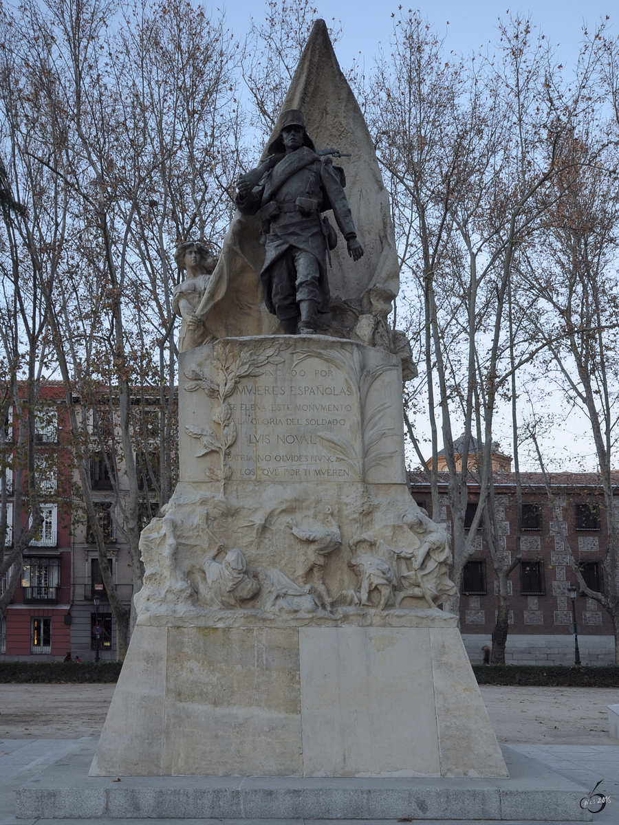 Aus einer Initiative von spanischen Frauen wurde dieses Monument zum Ruhm des Soldaten Luis Noval auf dem Plaza de Oriente errichtet. (Dezember 2010)