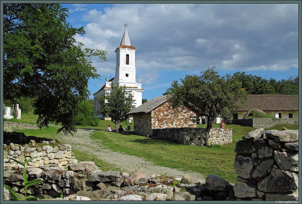 Aus der Region Balaton-Oberland kommen diese katholische Kirche und das davor gelegene Waschhaus sowie die umliegenden Wohnhuser. (Ungarisches Freilichtmuseum Skanzen bei Szentendre, 16.08.2014)