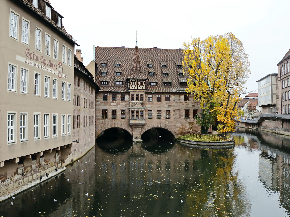 Ausblich von der Museumsbrücke über die Pegnitz in Richtung Spital Apotheke zum Heiligen Geist in der  Spitalgasse am 03. November 2018 in Nürnberg.

