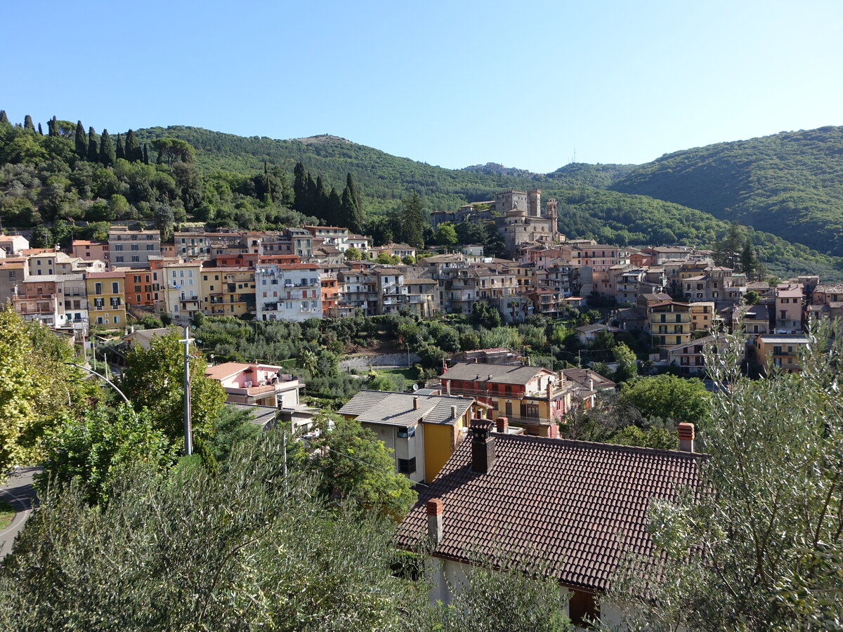 Ausblick auf die Altstadt von Arsoli mit Castello Massimo und St. Salvatore Kirche (19.09.2022)