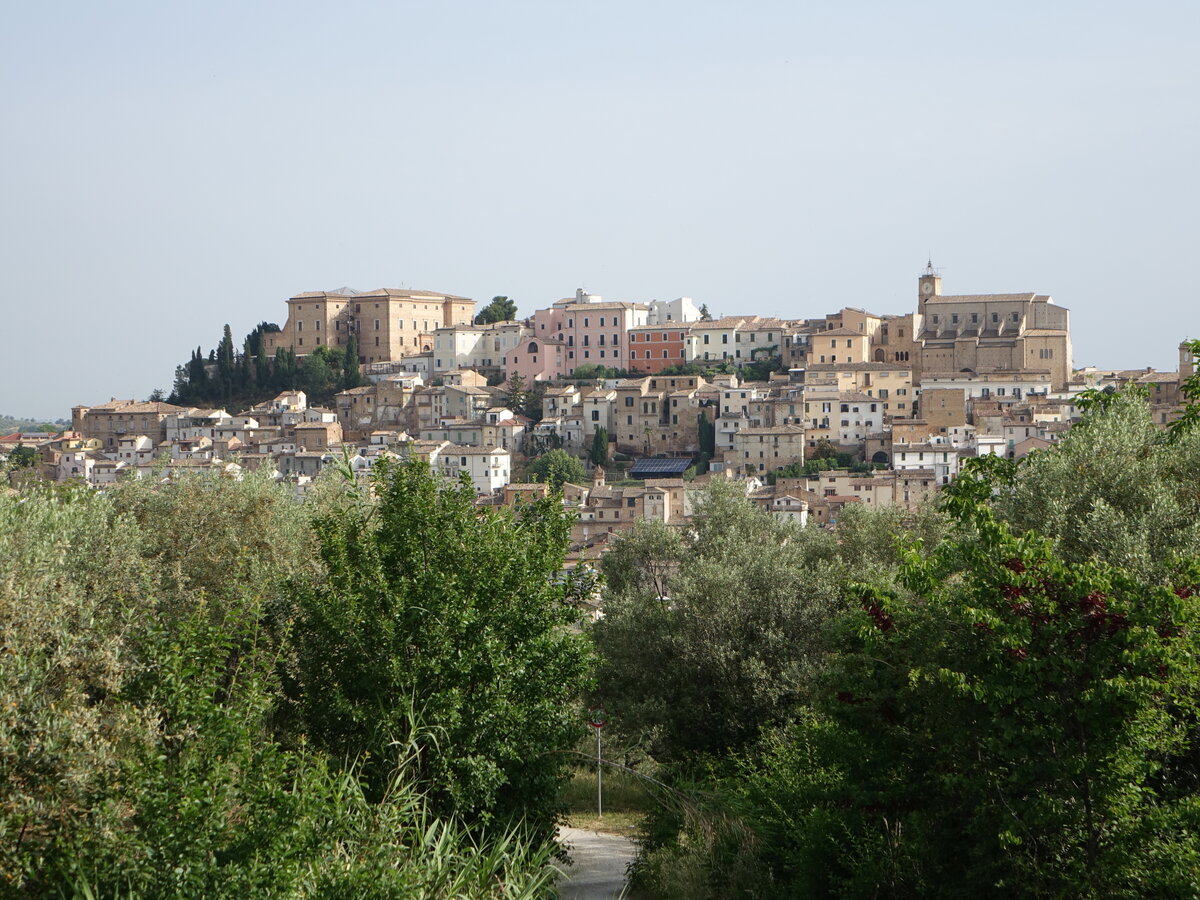 Ausblick auf die Altstadt von Loreto Aprutino mit St. Pietro Kirche (27.05.2022)