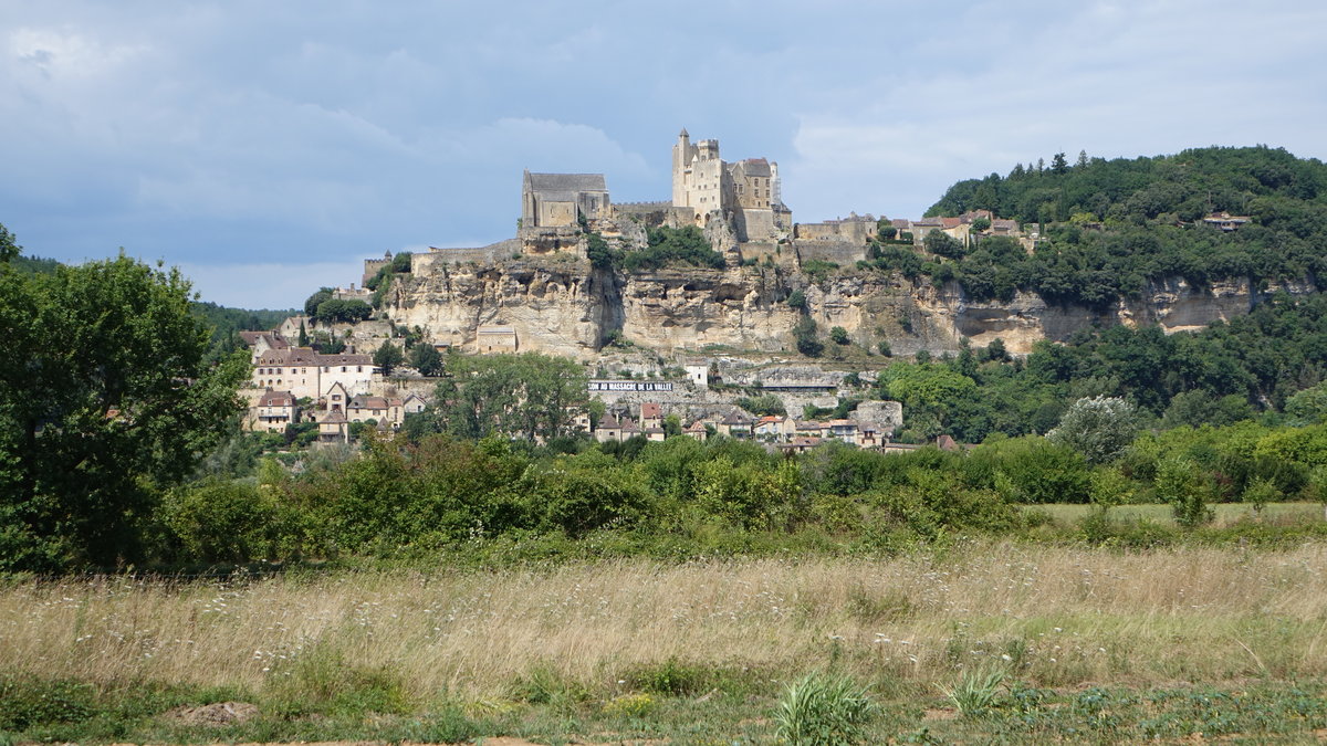 Ausblick auf die mchtige Festung von Beynac-et-Cazenac, erbaut ab dem 12. Jahrhundert (22.07.2018)