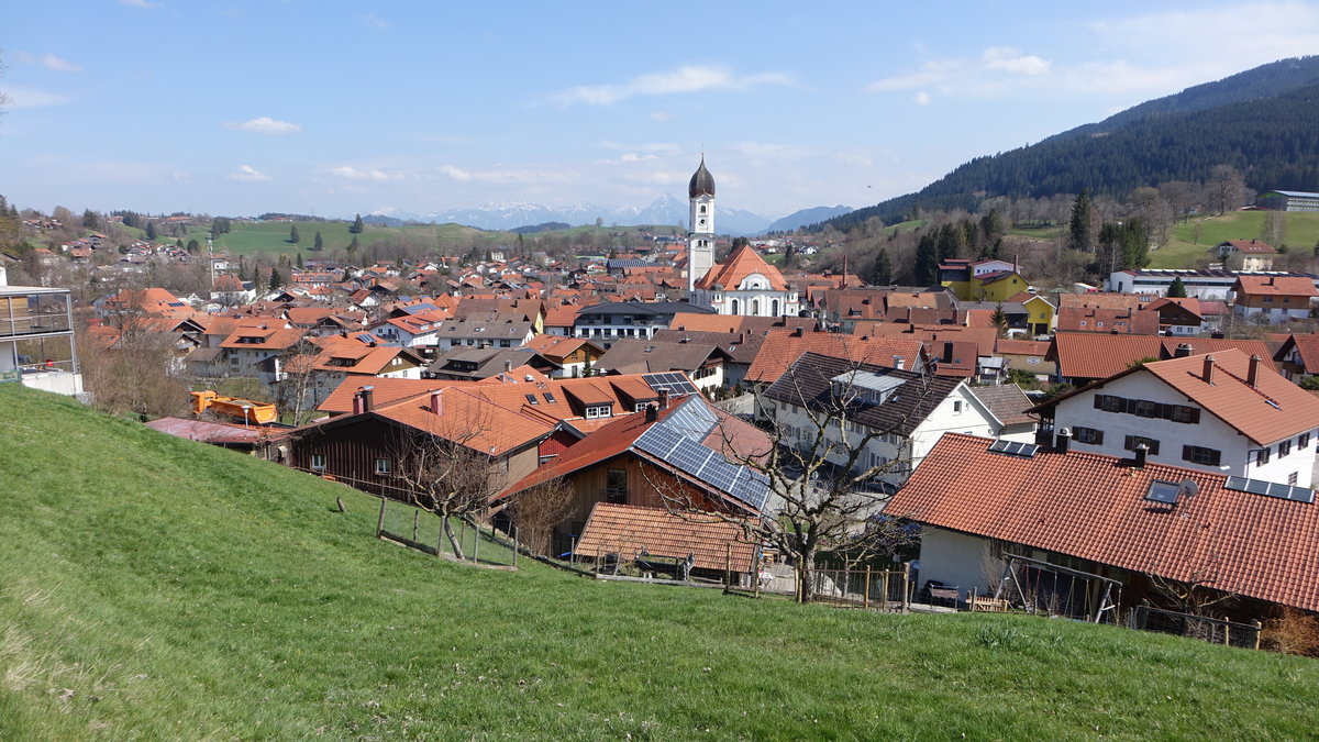Ausblick auf Nesselwang mit der Pfarrkirche St. Andreas (26.04.2021)