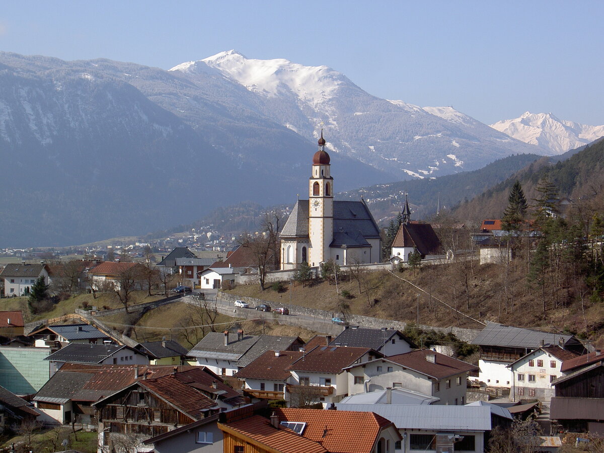 Ausblick auf den Ort Tarrenz mit Pfarrkirche St. Ulrich (01.04.2013)