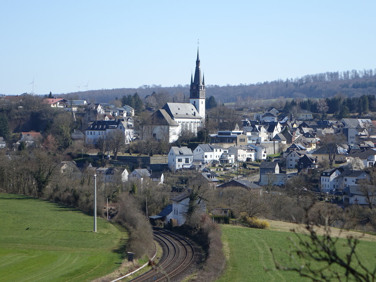 Ausblick auf den Ort Villmar mit St. Peter und Paul Kirche (19.03.2022)