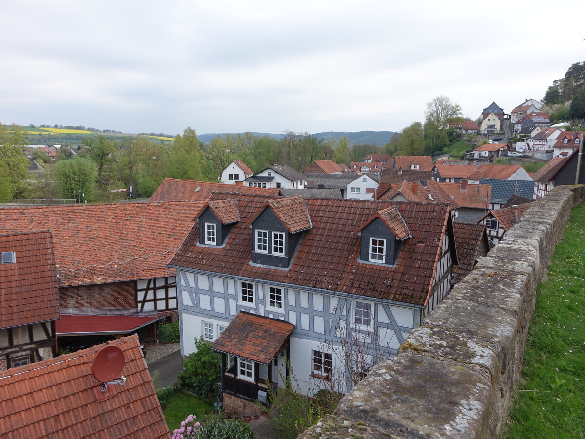 Ausblick vom Kirchplatz auf das Ortszentrum von Gossfelden (01.05.2022)