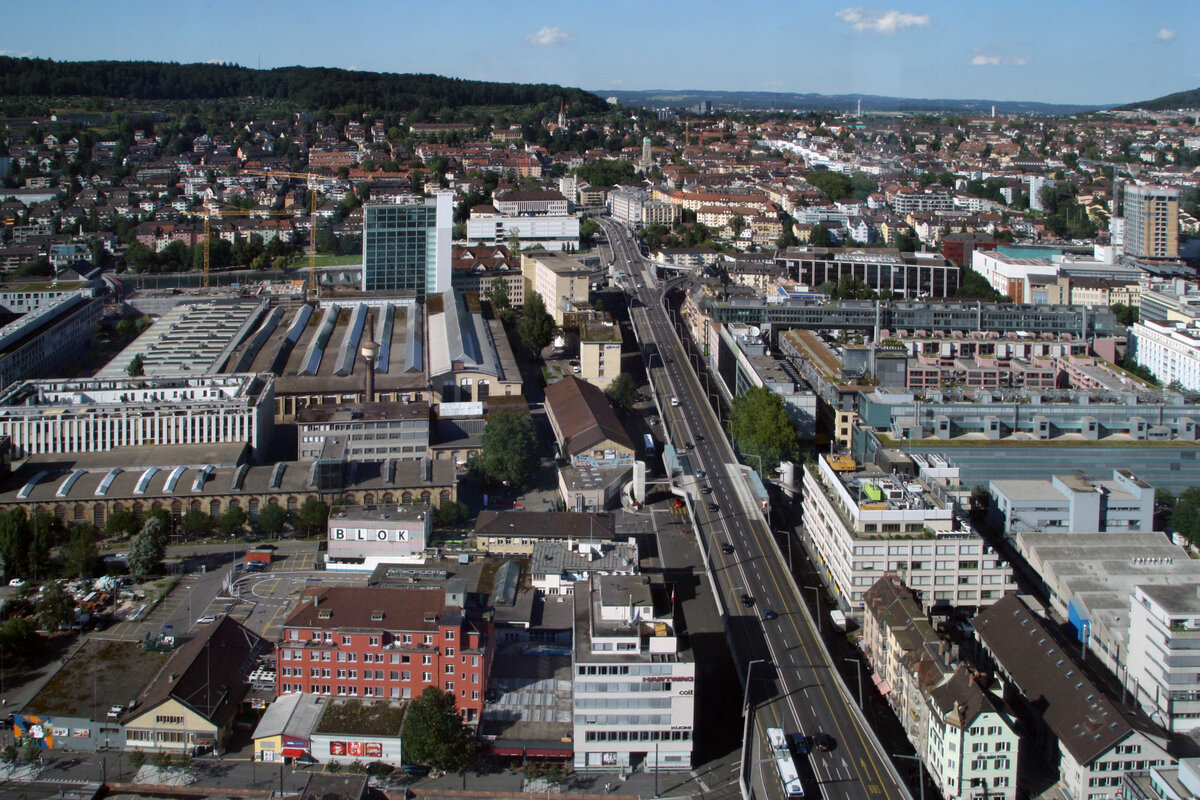 Ausblick vom Prime Tower beim Bhf. Zürich Hardbrücke nach Norden mit Schiffbau und Hardbrücke am 07.07.2012.