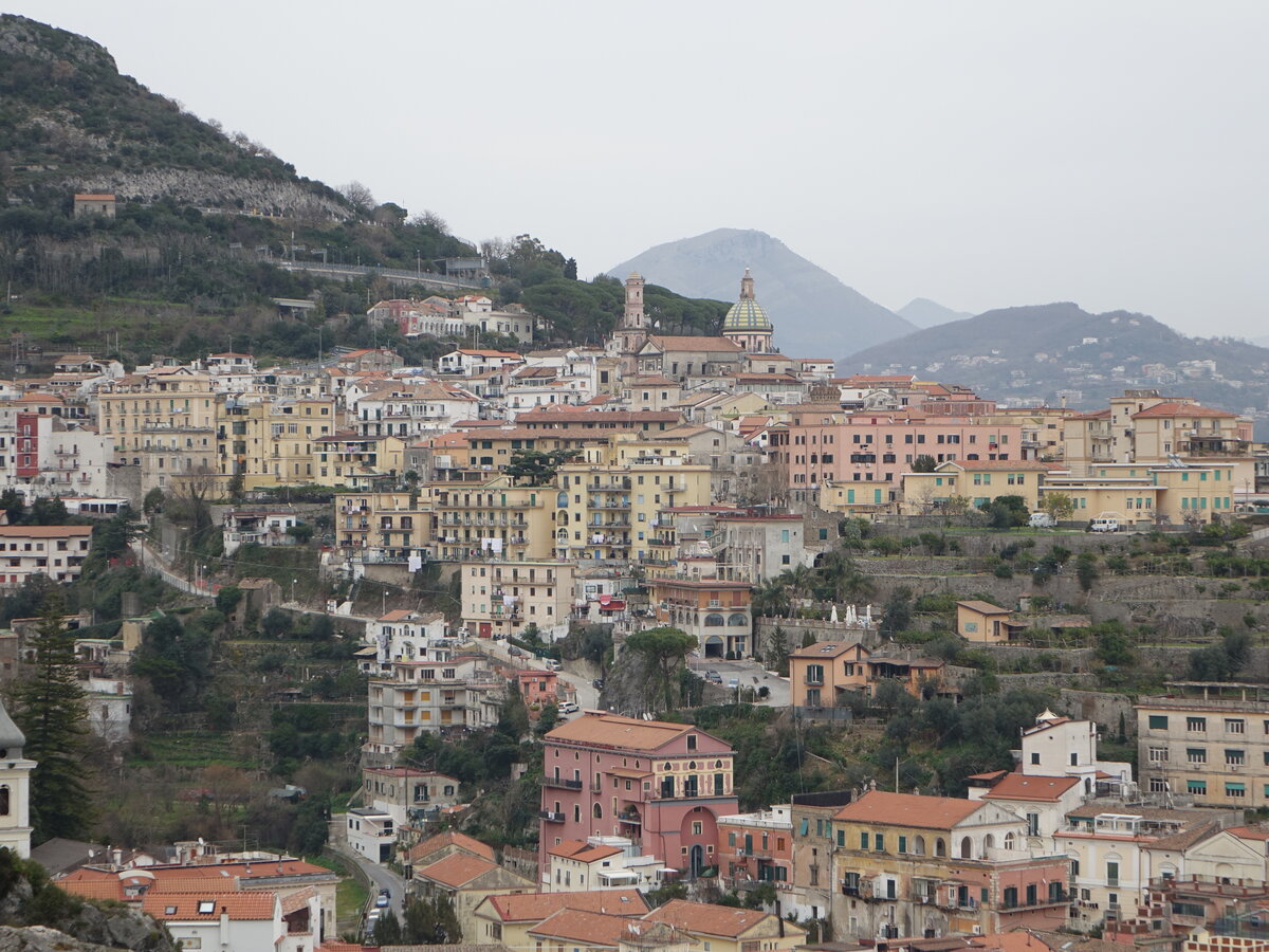 Ausblick von der SS 163 auf die Altstadt von Vietri sul Mare mit der San Giovanni Kirche (25.02.2023)