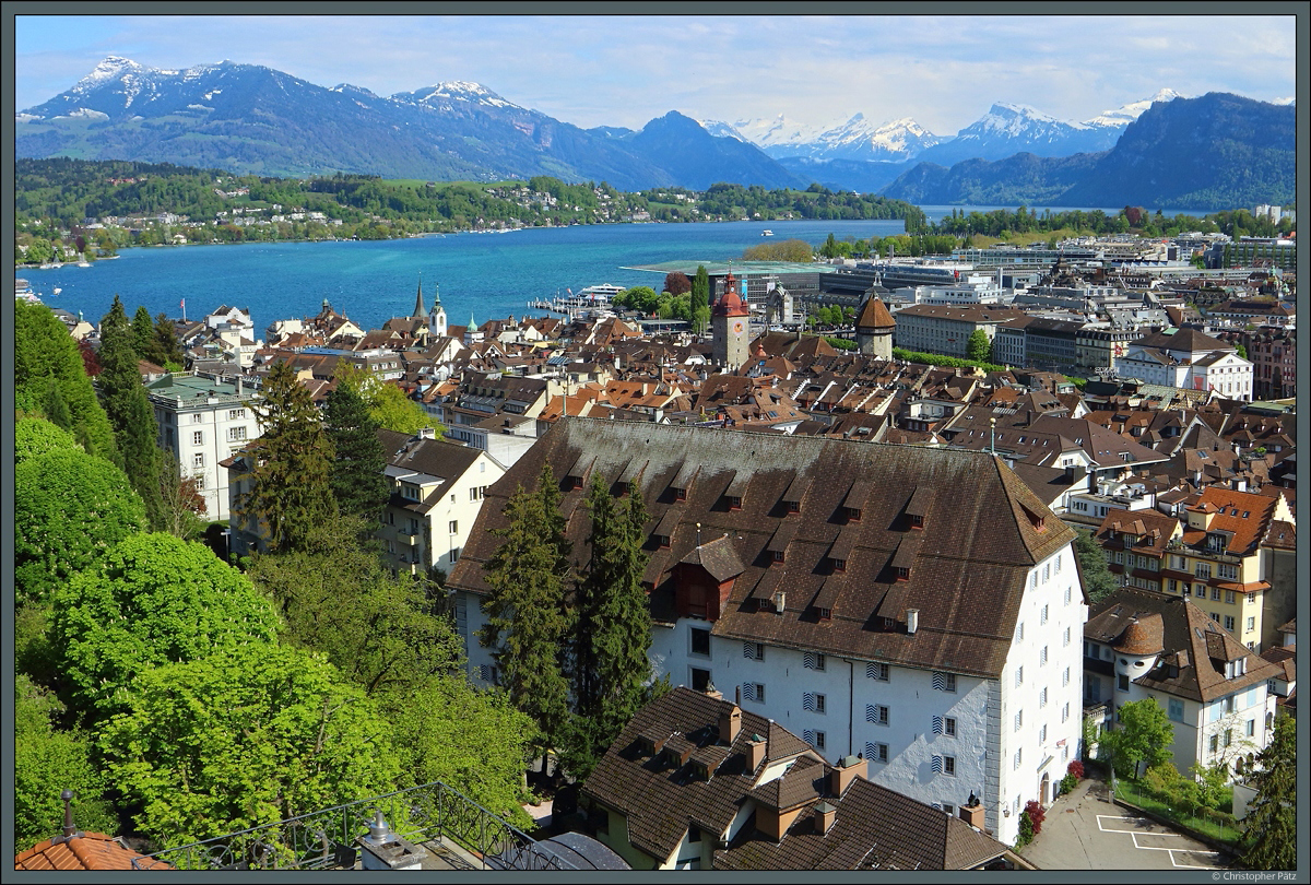 Ausblick von der Stadtmauer auf die Altstadt von Luzern: Im Vordergrund ist das im 17. Jahrhundert errichtete Alte Zeughaus zu sehen, das heute von der Pdagogische Hochschule genutzt wird. Dahinter sind der Rathausturm und der Wasserturm zu erkennen, zwischen denen die Reuss den Vierwaldstttersee verlsst. (26.04.2022)