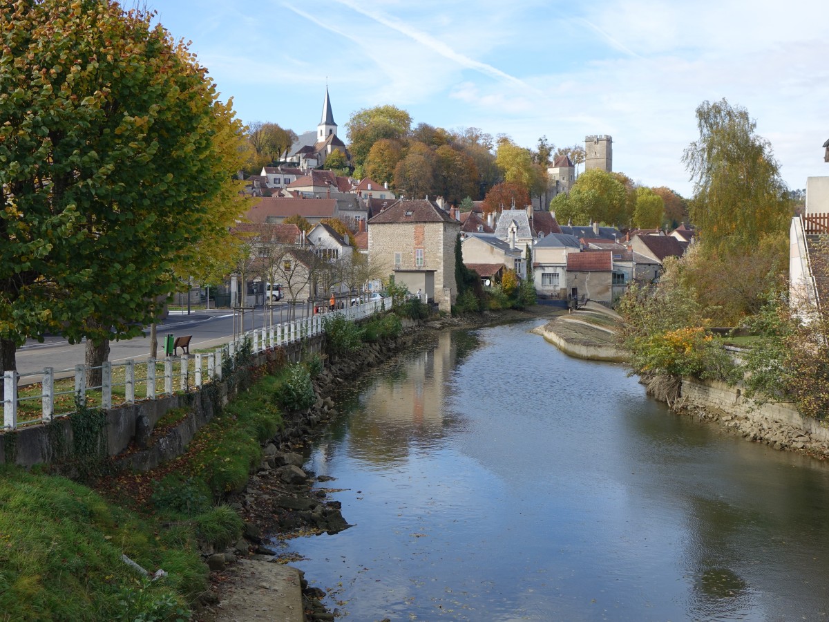 Ausblick ber die Brienne auf Montbard mit Schloss und St. Urse Kirche (27.10.2015)