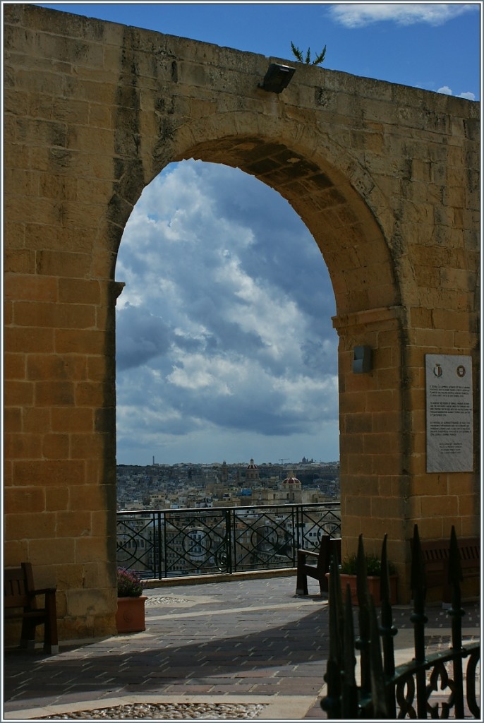 Ausblick von von den Lower Barracca Gardens auf Valletta.
(22.09.2013)