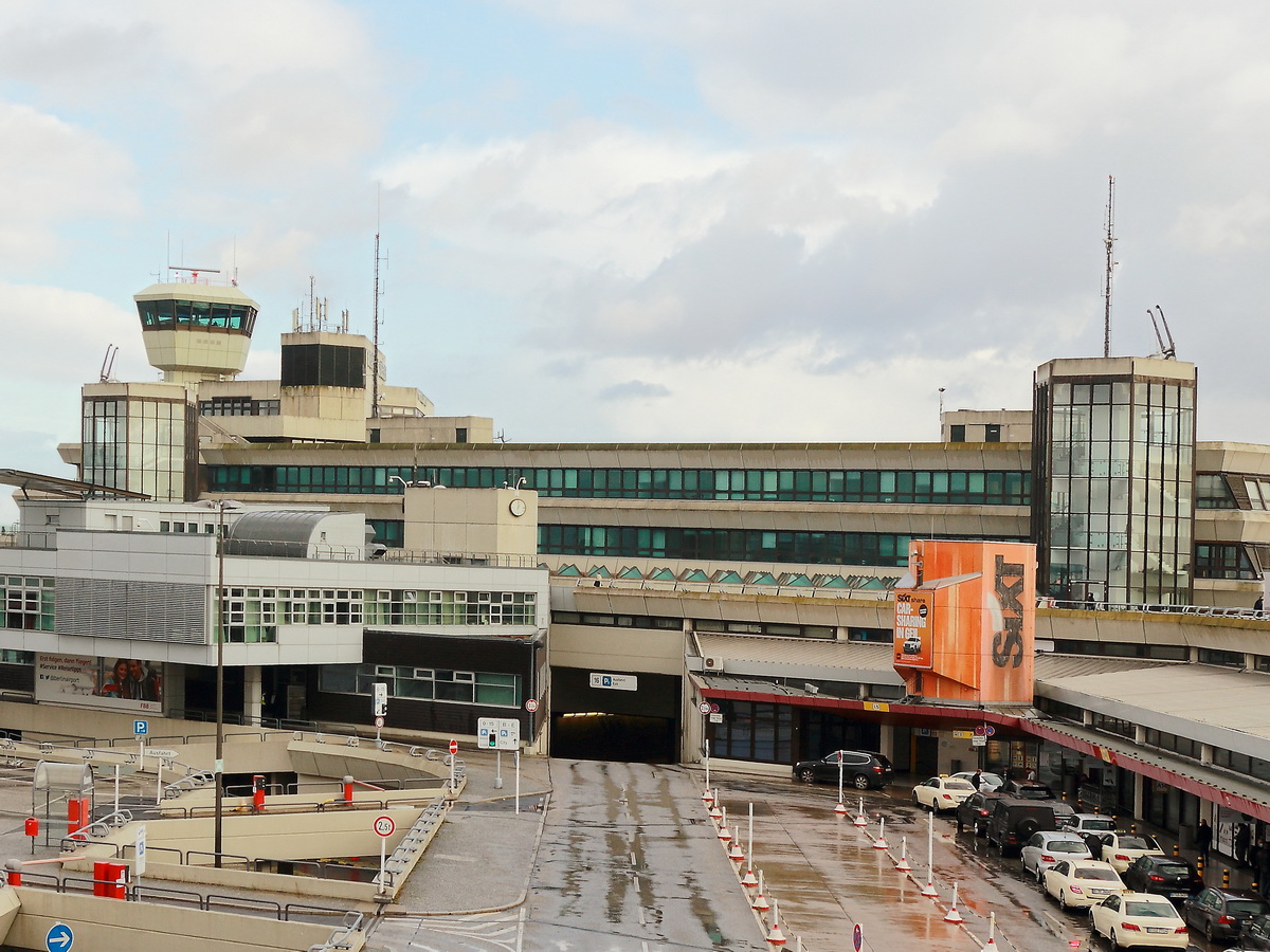 Ausfahrbereich der Vorfahrt der Pkw im Flughafen Berlin-Tegel  Otto Lilienthal  (TXL) in Berlin am 29. Oktober 2020.