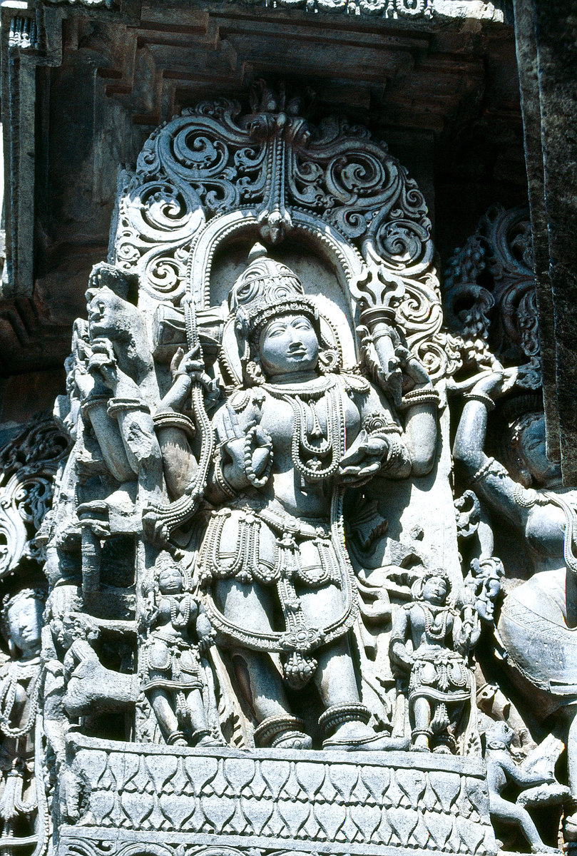 Ausschnitt der Aussenwand des Kedareshwara-Tempels in Halebid. Bild vom Dia. Aufnahme: November 1988.