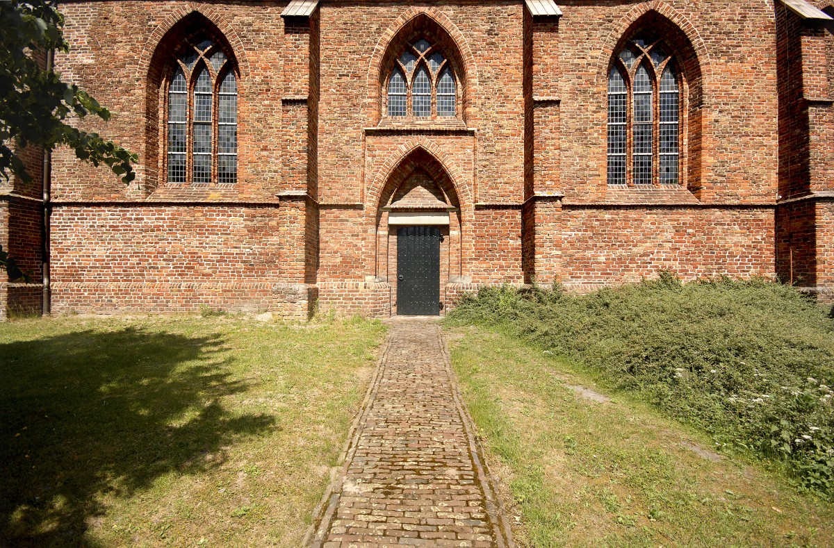 Ausschnitt von der Backsteinkirche Stefanuskerk in Beilen in den Niederlanden. Aufnahme: Mai 2011.