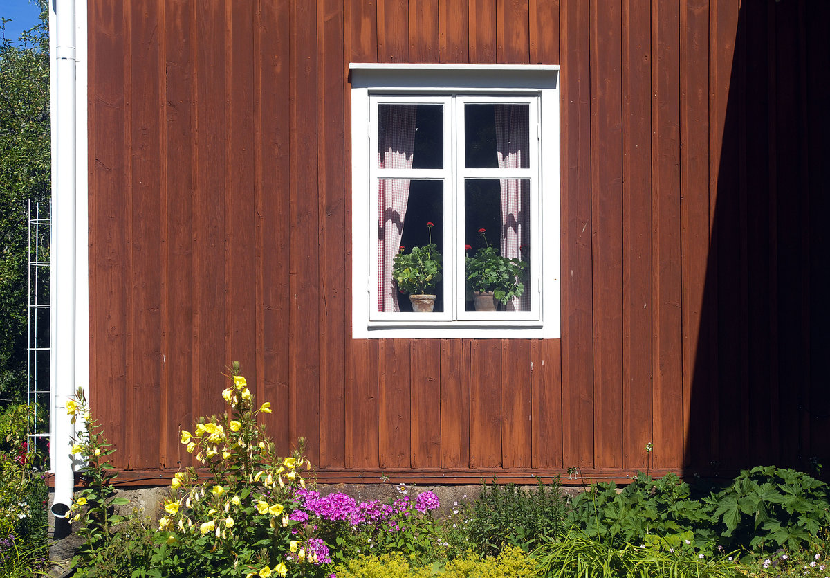 Ausschnitt des Elternhauses von Astrid Lindgren. Sie wurde als zweites Kind eines Pfarrhofpchters geboren und hatte einen lteren Bruder. Ihre Kindheit hat sie stets als besonders glcklich beschrieben. 
Aufnahme: 21. Juli 2017.