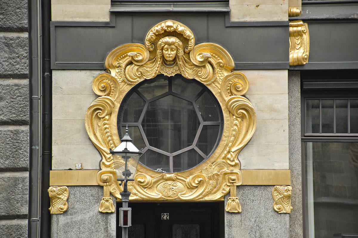 Ausschnitt des restaurierten Jugendstilbaus der Commerzbank an der Stelle des ehemaligen Amtshauses in Leipzig. Aufnahme: 29. April 2017.