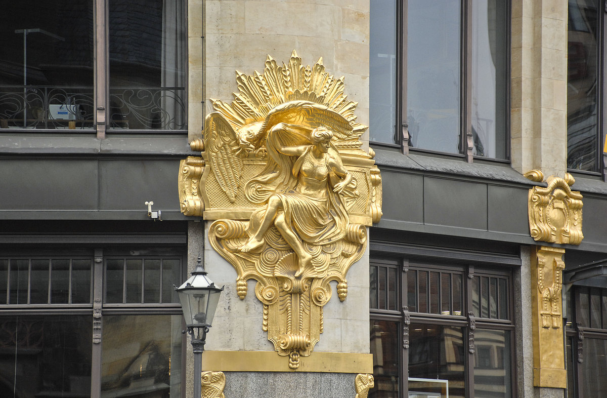 Ausschnitt des restaurierten Jugendstilbaus der Commerzbank an der Stelle des ehemaligen Amtshauses in Leipzig. Aufnahme: 29. April 2017.