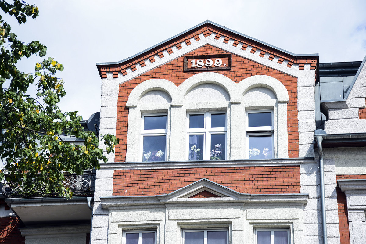 Ausschnitt eines Gebudes an der Aleja Wojska Polskiego (frher Bahnhofstrae) in Słupsk (Stolp), Hinterpommern. Aufnahme: 20. August 2020.