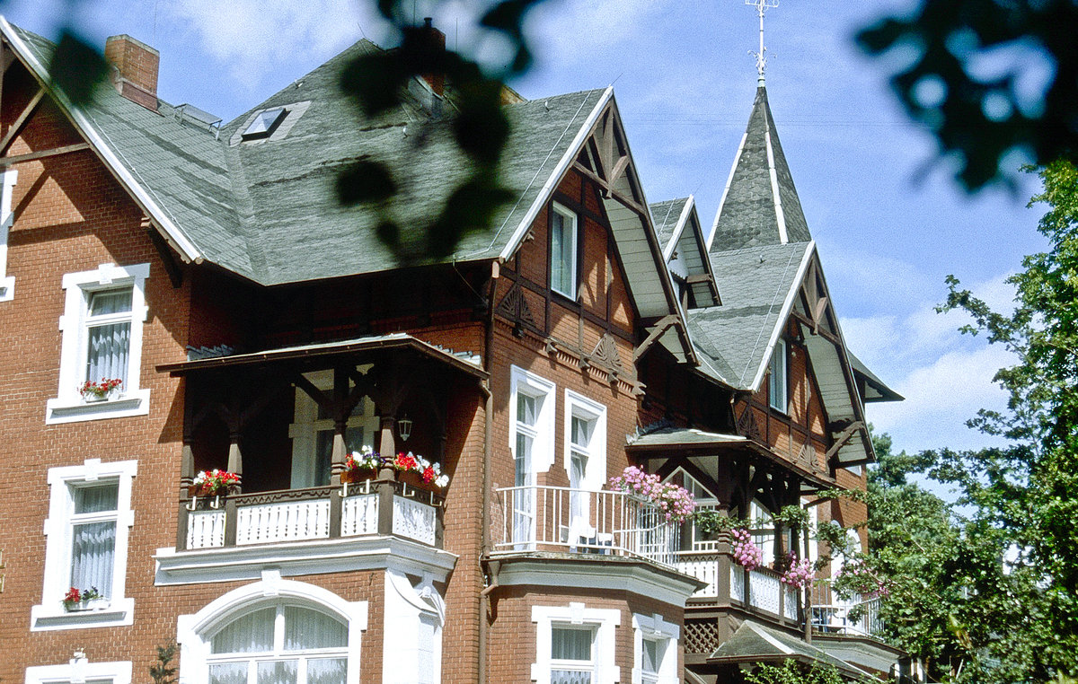 Ausschnitt eines Pensions in Ahlbeck auf der Insel Usedom. Bild vom Dia. Aufnahme: Juli 2001.