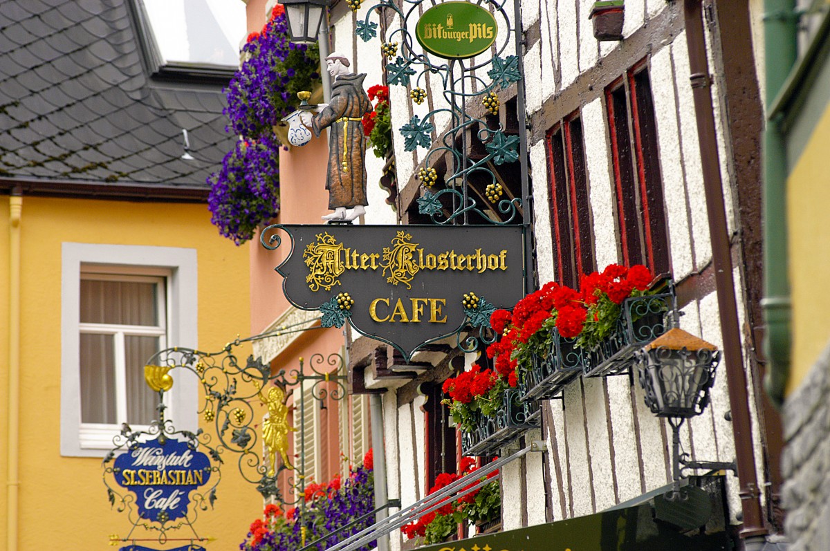 Ausschnitt der Fassade von Caf Alter Klosterhof (Burgstrae) in Bernkastel-Kues. Aufnahme: Juli 2007.