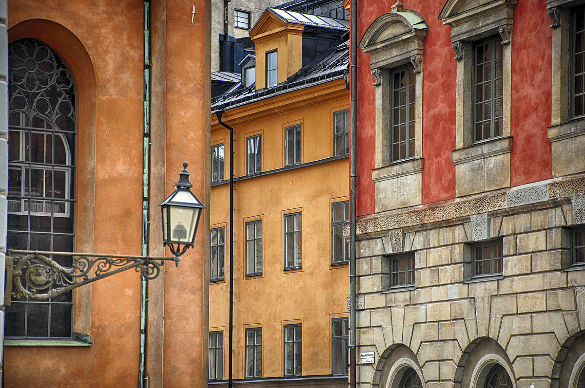 Ausschnitt von Haufassaden in der Altstadt von Stockholm. Gamla stan ist die historische Altstadt von Schwedens Hauptstadt Stockholm und gehrt zum Stadtteil Sdermalm.
Aufnahme: 25. Juli 2017.