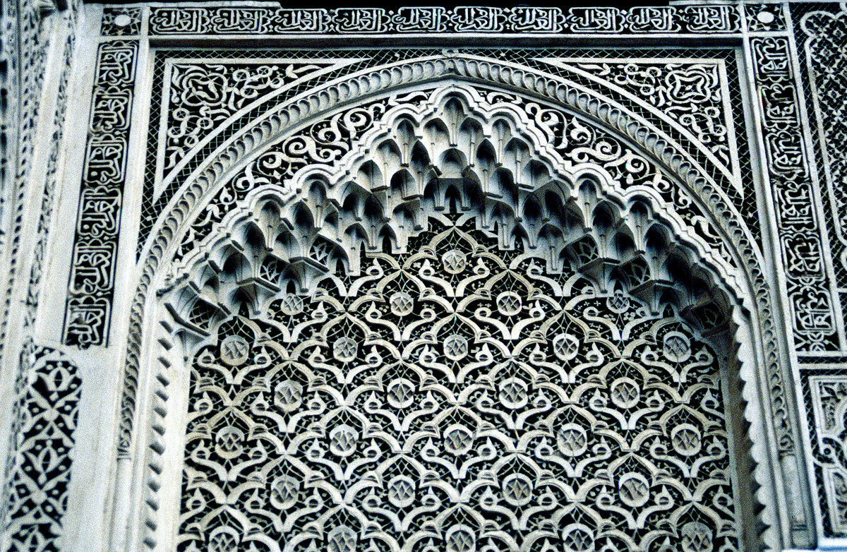 Ausschnitt von Madrasa Bou Inania in der historischen Altstadt von Fes. Bild vom Dia. Aufnahmee: November 1996.