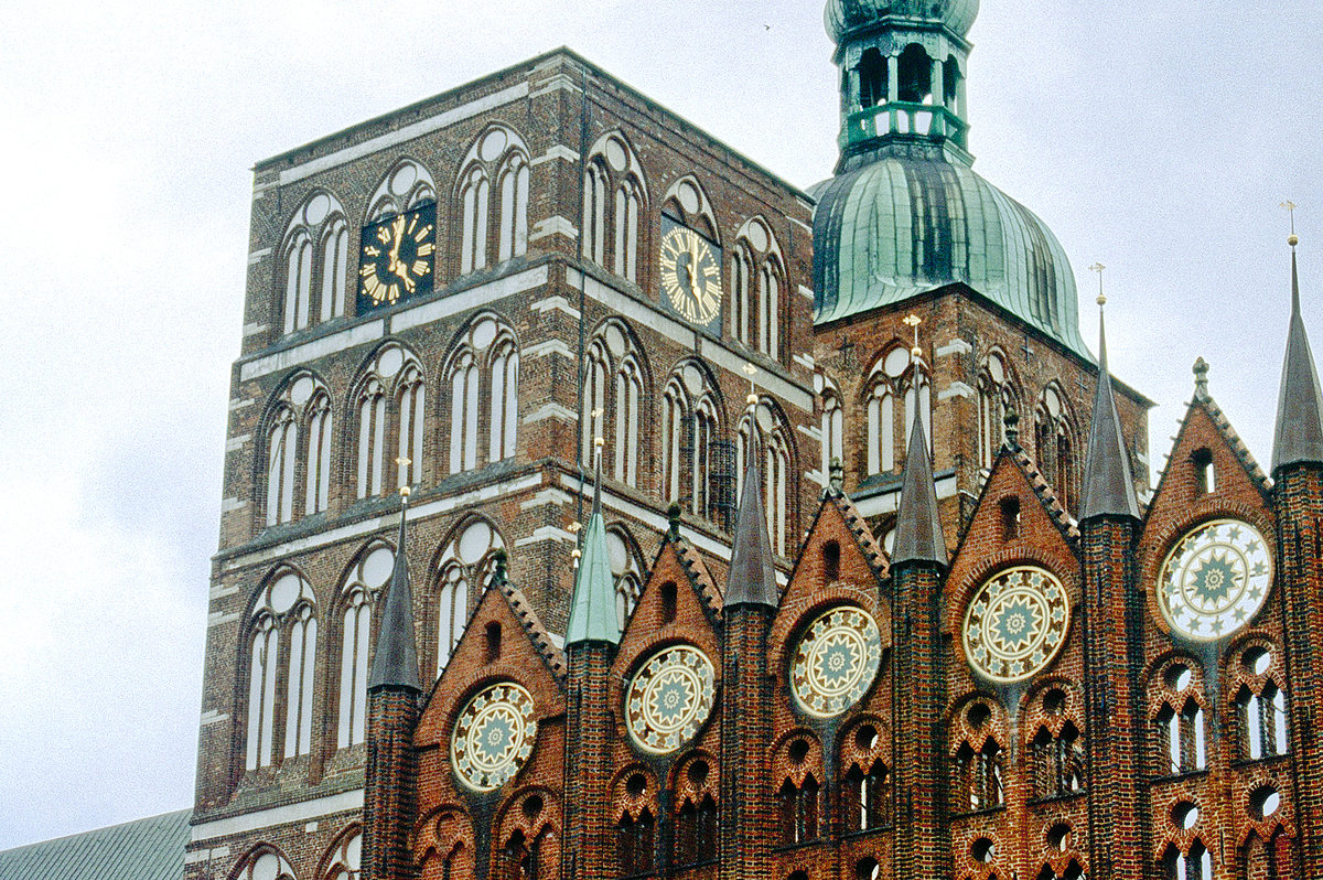 Ausschnitt der Nikolai-Kirche in Stralsund. Bild vom Dia. Aufnahme: August 2001.