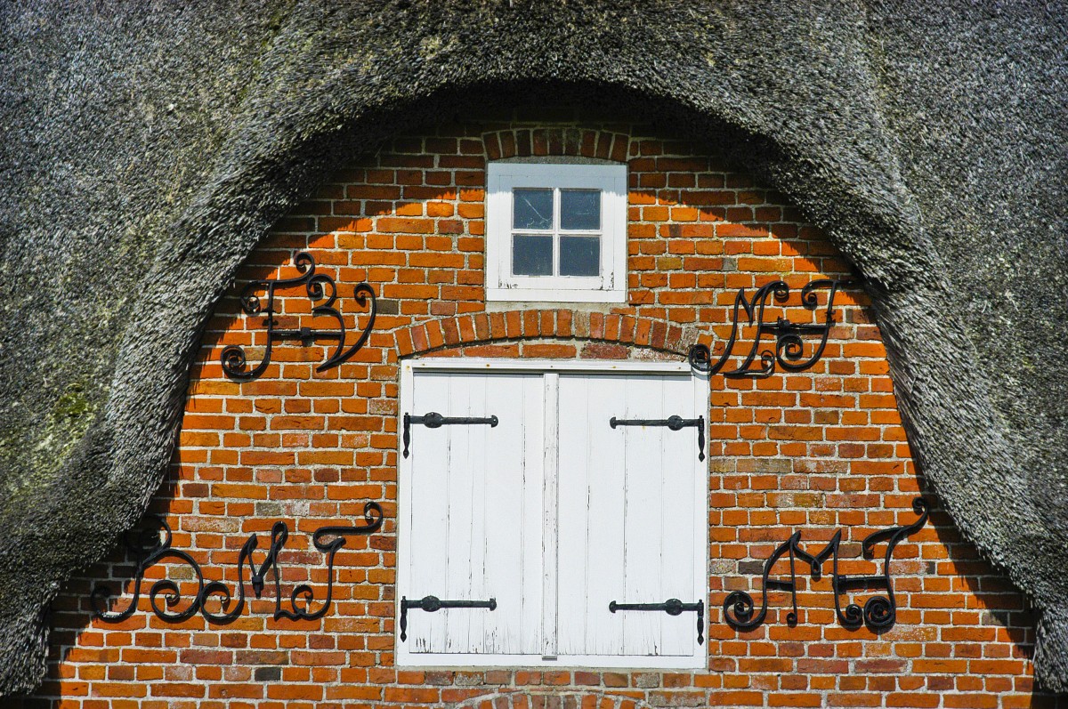 Ausschnitt vom Reetdachhhaus auf dem Ketelswarf von Langeness. Aufnahmedatum: 22. September 2008.