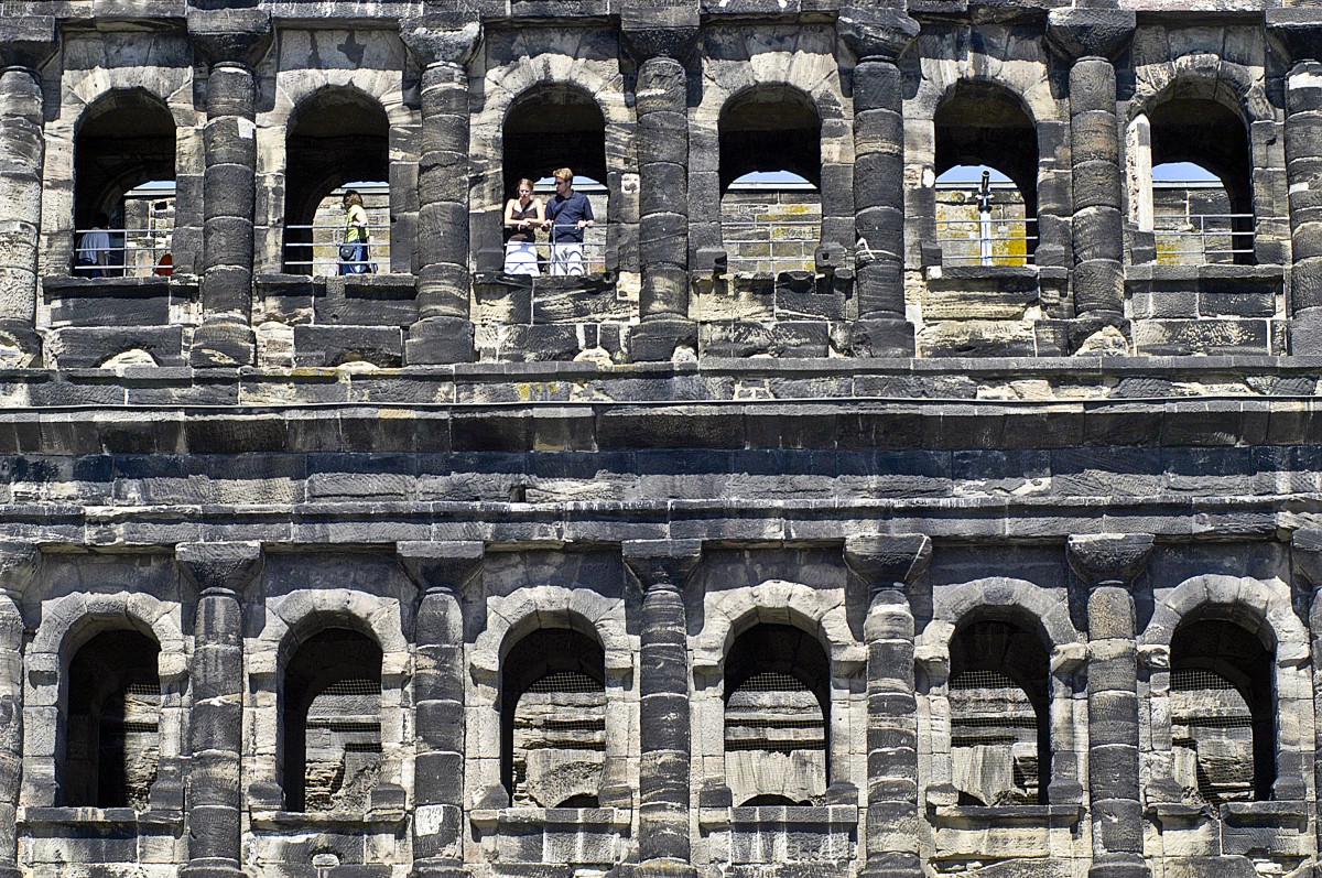 Ausschnitt der Stadtseite von Porta Nigra in trier. Aufnahme: Juli 2007.