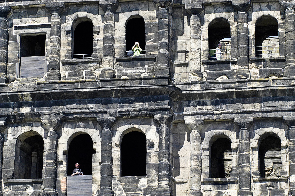 Ausschnitt der Stadtseite von Porta Nigra in trier. Aufnahme: Juli 2007.