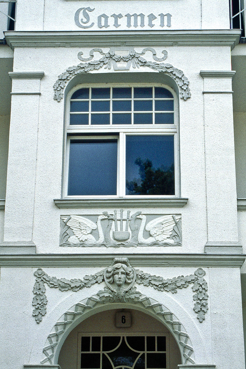 Ausschnitt von Villa Carmen in der Goethestrae, Ahlbeck. Bild vom Dia. Aufnahme: Juli 2001.