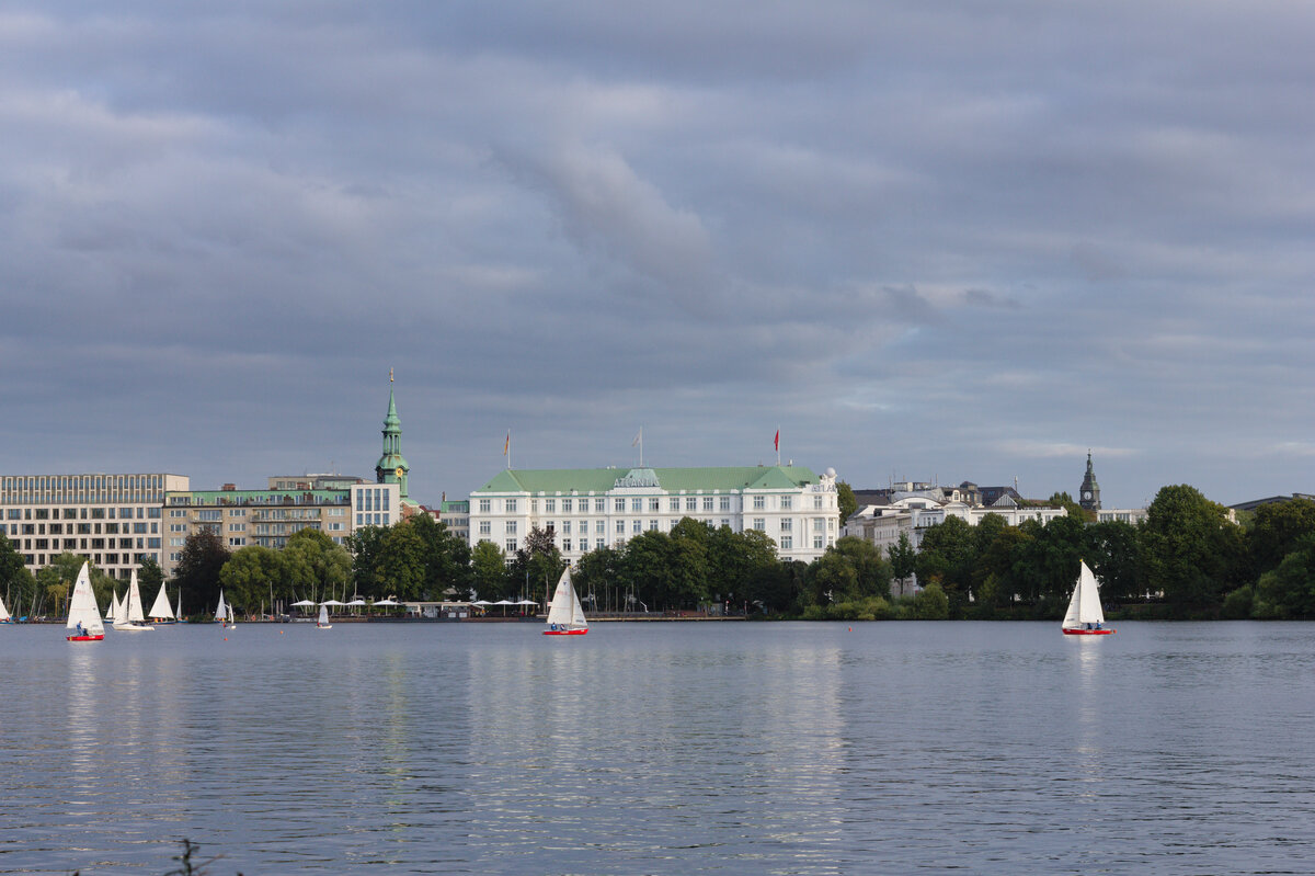 Auenalster mit Hotel Atlantic in Hamburg am 13.09.2021. 