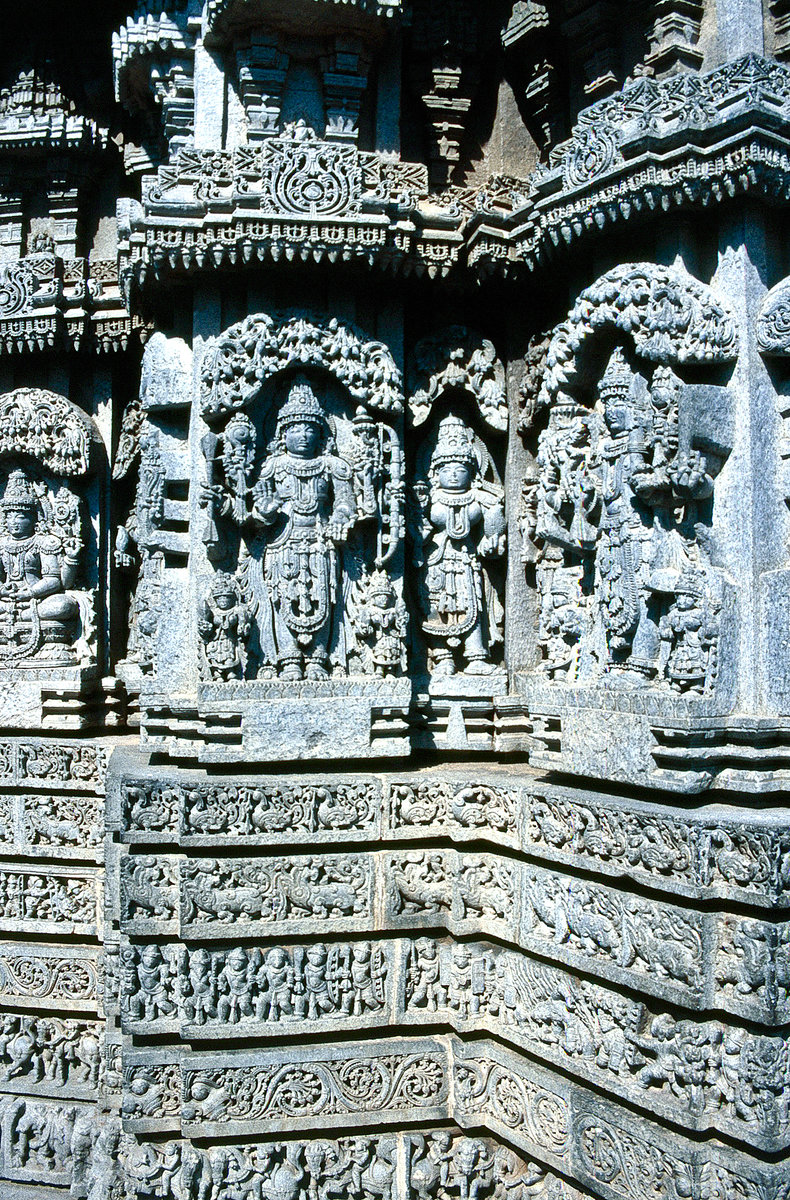 Aussenwand des Kedareshwara-Tempels in Halebid. Bild vom Dia. Aufnahme: November 1988.