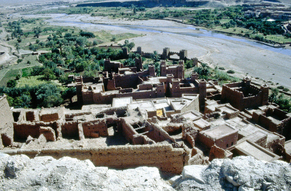 Aussicht von At-Ben-Haddou. Bild vom Dia. Aufnahme: November 1996.