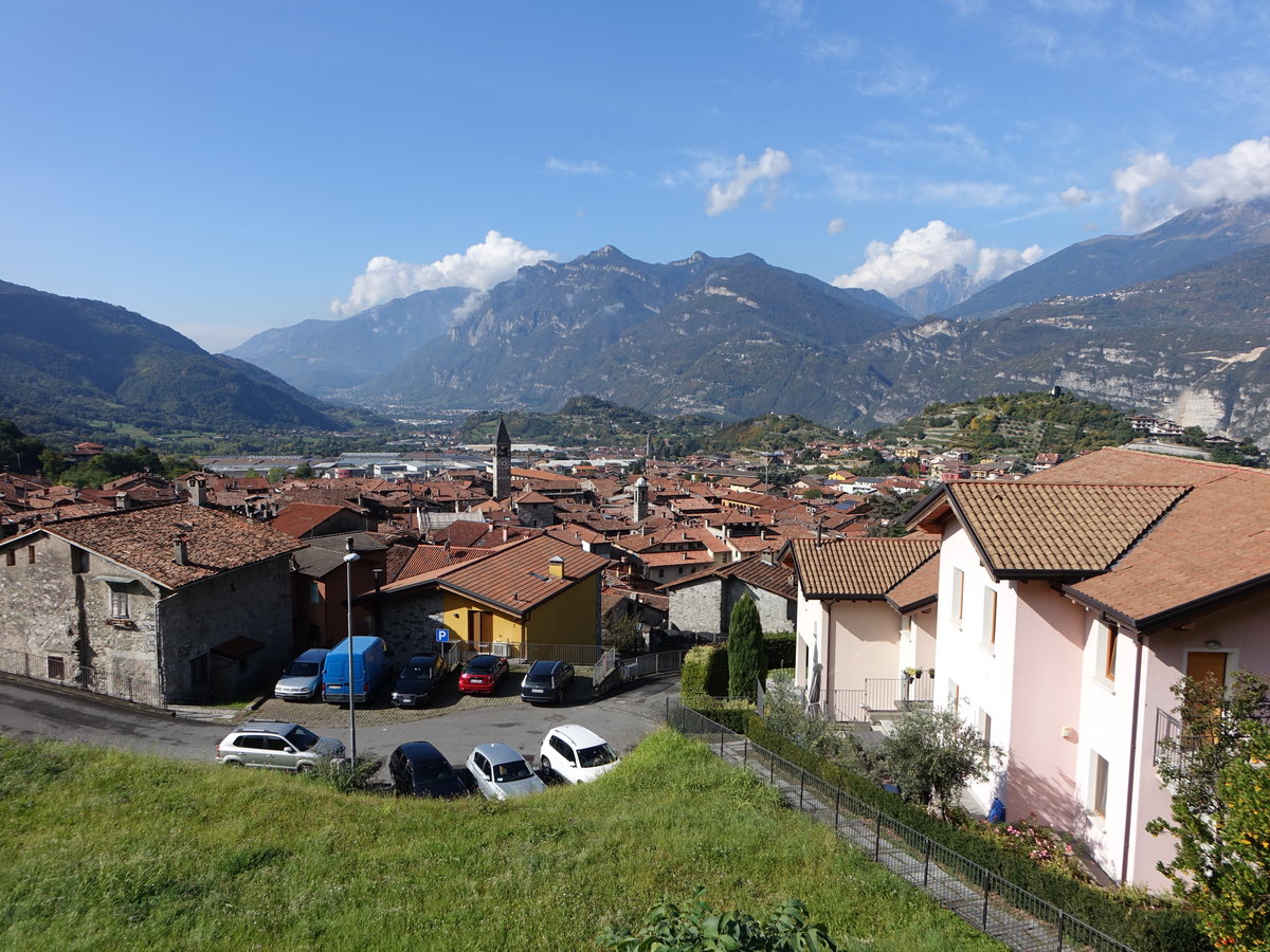 Aussicht auf die Altstadt von Bienno im Valcamonica mit der St. Faustino Kirche (07.10.2018)