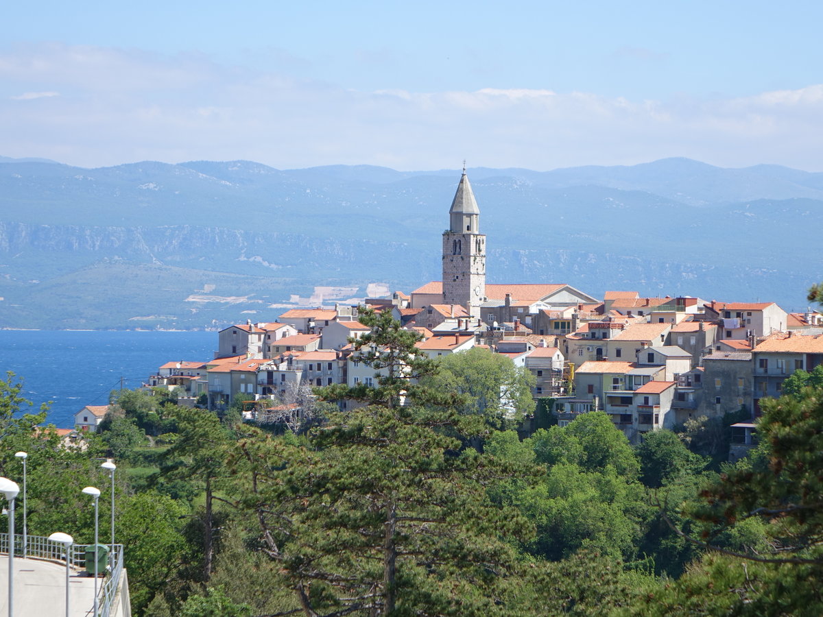 Aussicht auf die Altstadt von Vrbnik mit der gotischen Kirche aus dem 15. Jahrhundert (30.04.2017)