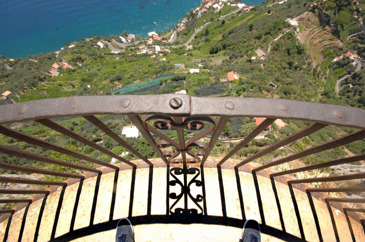 Aussicht auf Atrani von Villa Cimbrone in Ravello an der Amalfikste. Aufnahme: Juli 2011.