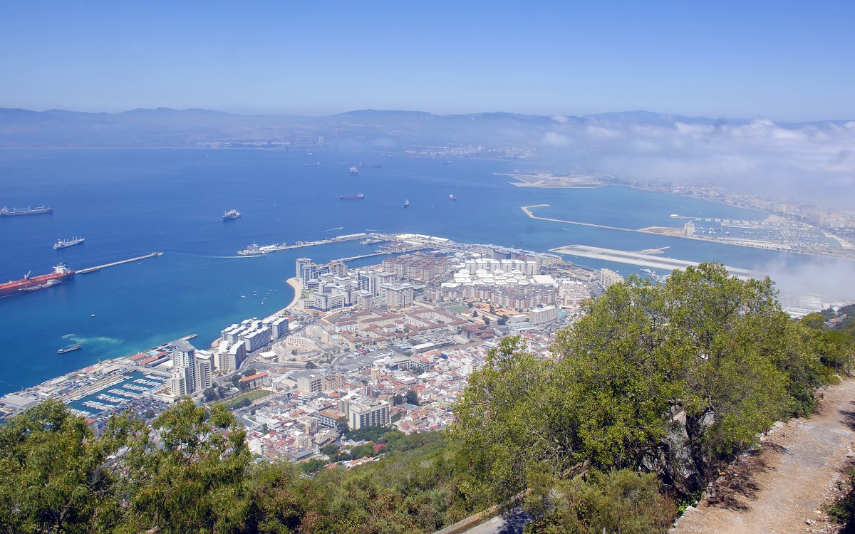 Aussicht auf Gibraltar von Upper Rocks. Aufnahmedatum: 26. Juli 2014.