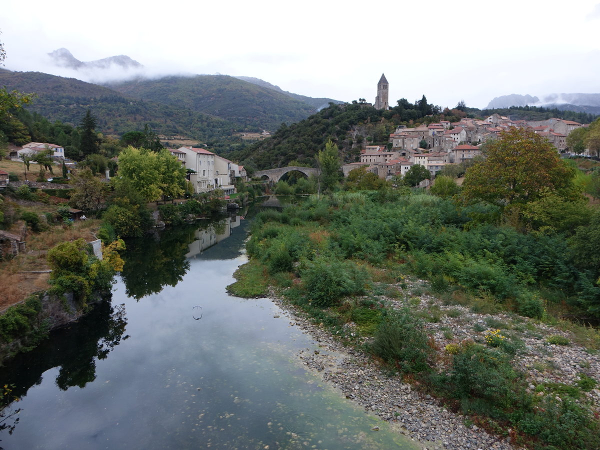 Aussicht auf den Ort Olargues mit der mittelalterlichen Pont du Diable aus dem 12. Jahrhundert (01.10.2017)