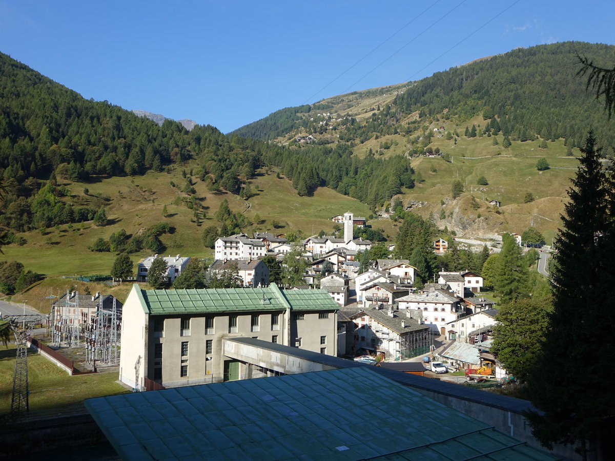 Aussicht auf den Ortsteil Isola der Gemeinde Madesimo, im Vordergrund das Madesimo Kraftwerk (21.09.2018)